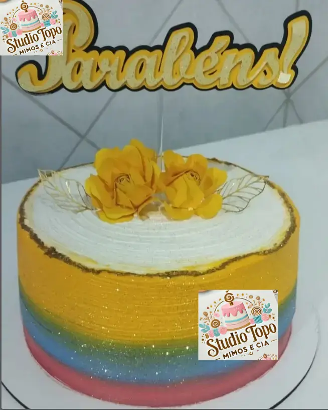 cod002- O topo de bolo com flores amarelas e a palavra 'parabéns' em destaque na mesma cor acrescenta sofisticação e imponência ao bolo. O amarelo, quando usado em detalhes de festa, traz um toque de alegria e energia.
Para fazer sua encomenda envie-nos uma mensagem no privado